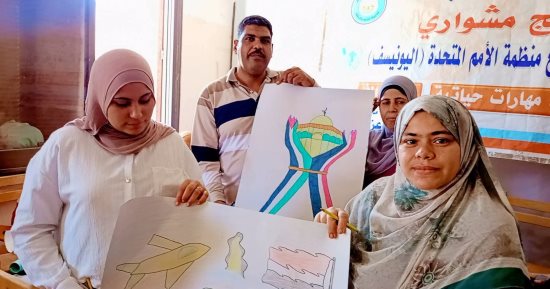 فتيات تبدعن برسومات للتعبير عن المهن بكفر الشيخ في مسابقة الرسم الفورى