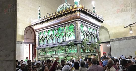 موالد دينية واحتفالات شعبية في بر مصر.. السيد البدوى الأشهر.. الحسين يحتفل به مرتين.. توزيع الأطعمة والحلوى بمحيط مسجد السيدة زينب احتفالا بالمولد.. وإبراهيم الدسوقي يستقطب الملايين من مختلف المحافظات