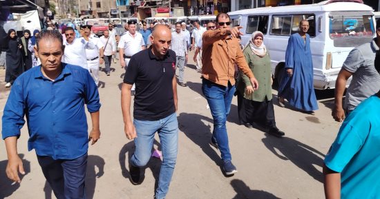 حملة لرفع إشغالات الباعة الجائلين على الطريق العام فى مدينة العياط.. صور