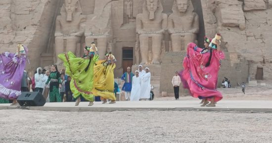 انطلاق عروض فرق الفنون الشعبية فى ليلة تعامد الشمس أمام معبد أبوسمبل