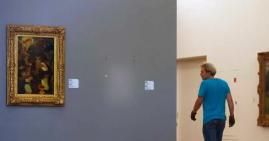 لصوص يسرقون 5 لوحات فى 3 دقائق ووالدة أحدهم تحرقها.. أغرب السرقات