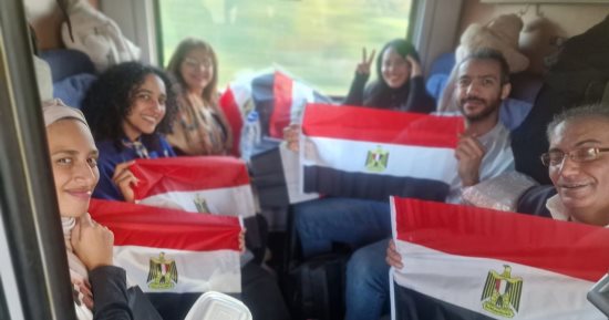 بأعلام مصر.. الجاليات المصرية فى أوروبا تطير لبروكسل لاستقبال الرئيس السيسى