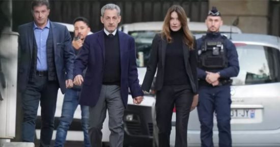 زوجة الرئيس الفرنسى السابق تمسك بيده فى طريقه للسجن وسط تجمع مؤيديه.. فيديو