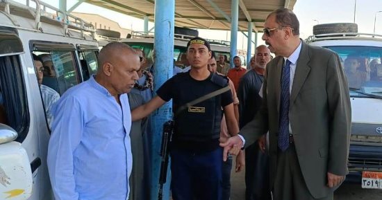 محافظ سوهاج يتفقد عددا من المواقف العامة لمتابعة الالتزام بالتعريفة الجديدة