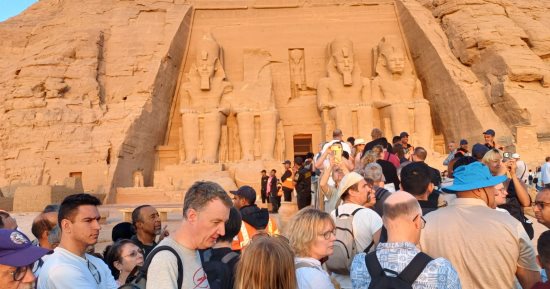 تعامد الشمس.. آلاف السائحين يصطفون لمشاهدة الظاهرة بمعبد أبوسمبل "فيديو"