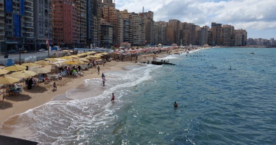 إسكندرية تتجمل في الشتاء.. بحر و سنارة و لعب على الرمال