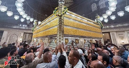 «نحن فى ساحة الحسين نزلنا».. المصريون يحييون ذكرى استقرار رأس الحسين.. وانتشار حلقات الذكر والابتهالات.. وخدمات الطرق الصوفية تقدم الطعام والشربات للزوار.. وطوارئ بمستشفى الحسين الجامعى لخدمة المحتفلين.. صور