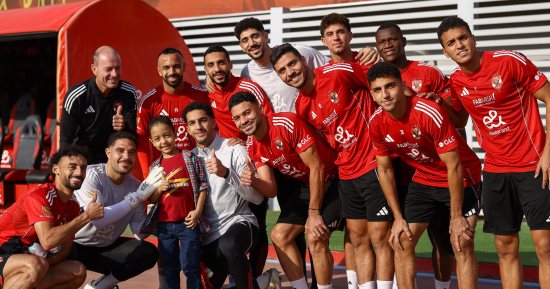 لاعبو الاهلي يتضامنون مع طفل يستعد لعملية زرع نخاع.. صور 