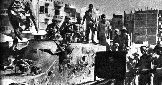 سعيد الشحات يكتب: ذات يوم.. 24 أكتوبر 1973.. طائرات العدو تقصف السويس وأبطال المقاومة ينتظرون جنوده وشهداء فى عمليتين بطولتين لتحرير قسم الأربعين من 25 إسرائيليا والشوارع المحيطة تكتظ بالآلاف 