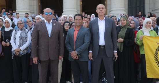 اصطفاف طلاب حقوق القاهرة أمام الكلية تمهيدا للمشاركة فى ندوة الداعية مصطفى حسنى