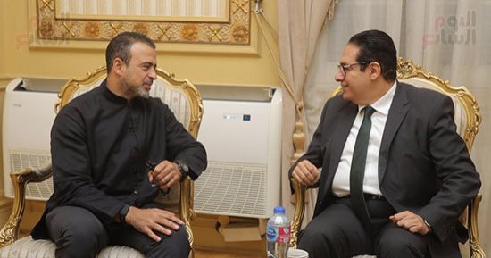 الداعية مصطفى حسنى لطلاب جامعة القاهرة: تحية الإسلام عهد بعدم الإيذاء