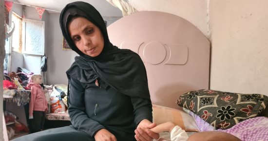 عينه مش بتغمض أبدا ورأسه قد جسمه 4 مرات.. طفل صورته رجفت قلوب الناس