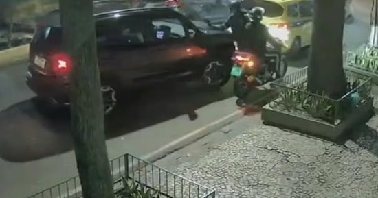 برازيلية تحاصر لصين بسيارتها بعدما حاولا سرقتها.. فيديو وصور
