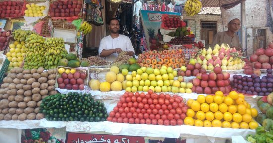 الطماطم 15 والبصل 12.5.. أسعار الخضار والفاكهة بسوهاج اليوم الثلاثاء