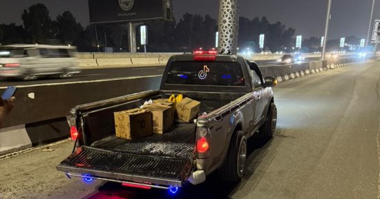 السيطرة على حريق سيارة محملة بكراتين زيت بالطريق الدائرى.. صور