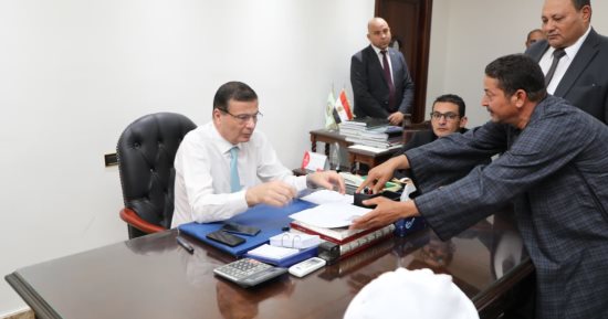 وزير الزراعة يستقبل بعض الفلاحين ويستمع لمشاكلهم.. ويؤكد: دعم الفلاح أولوية