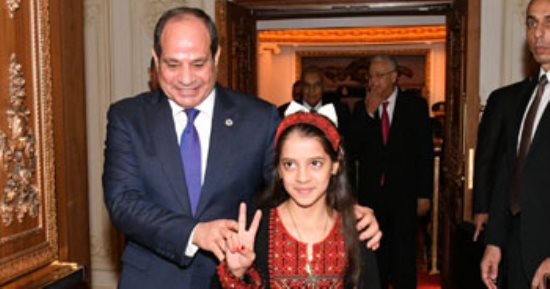 تعالى.. الرئيس السيسى يستجيب لطفلة فلسطينية طلبت لقائه باحتفالية وطن السلام