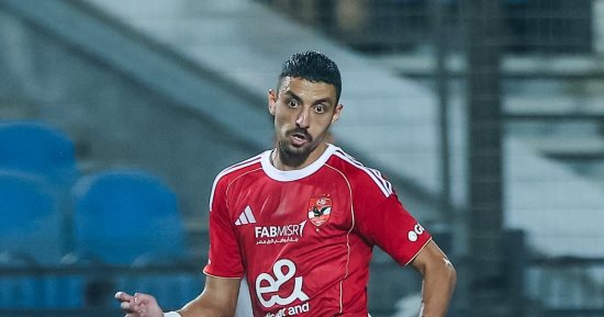 ألم الركبة يبعد طاهر محمد طاهر عن تدريبات الأهلى قبل مواجهة المحلة