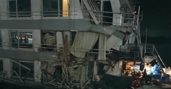 تحطم جزئى فى باخرة سياحية بعد اصطدامها بمحور كلابشة بأسوان دون إصابات