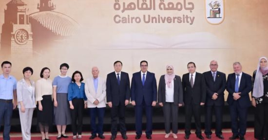 سامي عبد الصادق يستقبل رئيس جامعة جيانغنان الصينية لبحث تعزيز التعاون