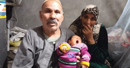 العمر مجرد رقم.. مسن أنجب طفل وهو في عمر 72 سنة.. ويؤكد: نفسي أعمله حاجة