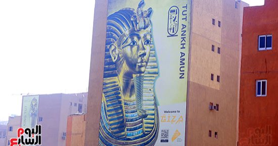 ملوك الفراعنة على الدائرى استعدادا للحدث الأضخم.. تزيين الطرق المؤدية للمتحف المصرى