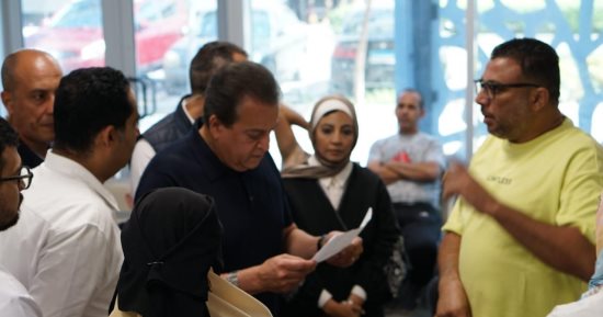 وزير الصحة يتفقد مجمع الإسماعيلية الطبي ويوجه بسرعة الاستجابة لطلبات المواطنين