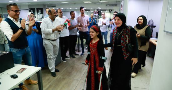 فرحة غامرة للطفلة الفلسطينية ريتاج في اليوم السابع: أسعد يوم في حياتي