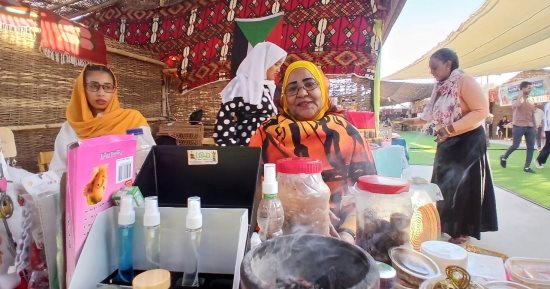 عطور من نوى البلح.. أغرب منتجات الركن السودانى فى معرض الوادي الجديد