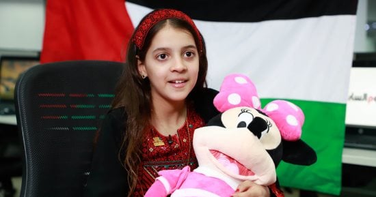 فى أول ظهور لها.. الطفلة ريتاج الفلسطينية من داخل "اليوم السابع" تكشف تفاصيل لقائها بالرئيس السيسى.. وتؤكد: اللقاء أسعد يوم فى حياتى.. وقلت للرئيس "فلسطين بتحبك".. واحتفاء كبير من الصحفيين داخل صالة التحرير