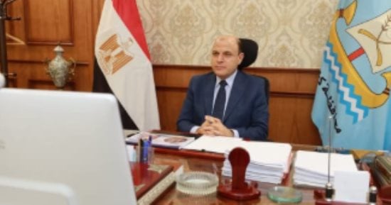 تركيب شاشات عرض بالميادين العامة بكفر الشيخ لبث افتتاح المتحف المصرى الكبير