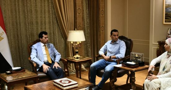 وزير الرياضة يلتقي البطل الأولمبي أحمد الجندي 
