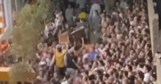 تشييع جثامين الأطفال الثلاثة ووالدتهم ضحايا جريمة فيصل لمثواهم الأخير.. صور