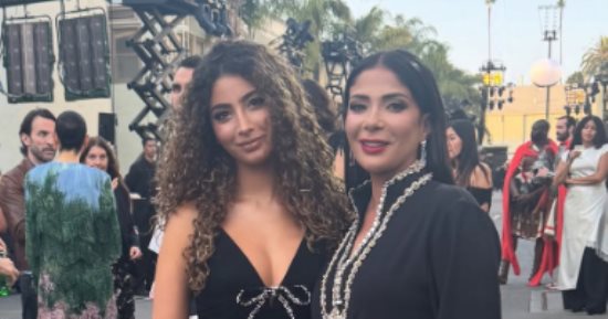 اللون الأسود يسيطر على إطلالة منى زكى وابنتها لي لى حلمى بكواليس جلسة تصوير فوج
