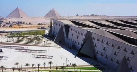 من الجيزة إلى العالم صرح يحكي تاريخ البشرية.. المتحف المصري الكبير منصة عالمية للحوار الثقافي.. يحدث تغييرا كبيرا في خريطة مصر السياحية.. يحول مصر لمقصد سياحي متكامل.. ويضم 100 ألف قطعة أثرية