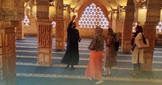 أوقاف جنوب سيناء تستقبل وفدا سياحيا من الهند بمسجد الصحابة