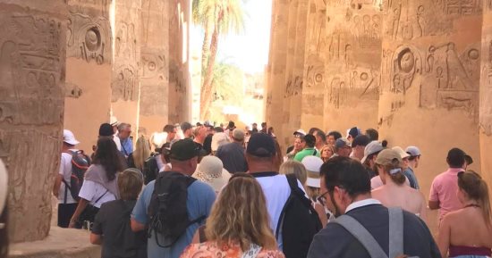 أفواج من كل أنحاء العالم يعيشون أجواء مبهجة بين معابد ومقابر الأقصر.. صور