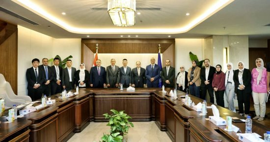 رئيس هيئة الدواء يبحث مع شركة صينية فرص توطين صناعة المواد الخام 