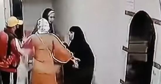 مشهد صادم لفتاة تضرب أمها بمساعدة بلطجية والأجهزة المعنية تفحص الفيديو.. صور