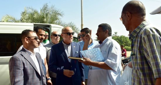 محافظ الأقصر يتفقد أعمال الرصف ورفع كفاءة الطرق فى عدد من المدن.. صور