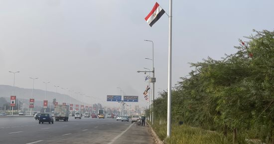 أعلام الدول تزين الدائرى قبل افتتاح المتحف المصرى الكبير.. فيديو