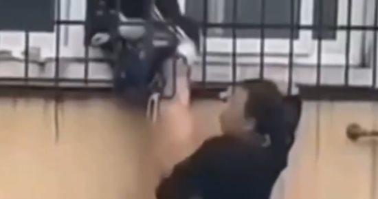 أنقذ طفلا من الموت ثم عاد لعمله.. صينى يتحول إلى بطل.. فيديو