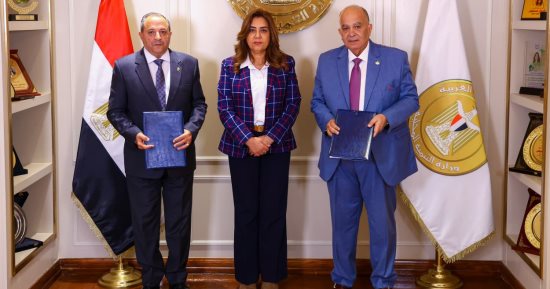 البيئة توقع عقد خدمات الجمع ونظافة الشوارع بأحياء محافظة بورسعيد