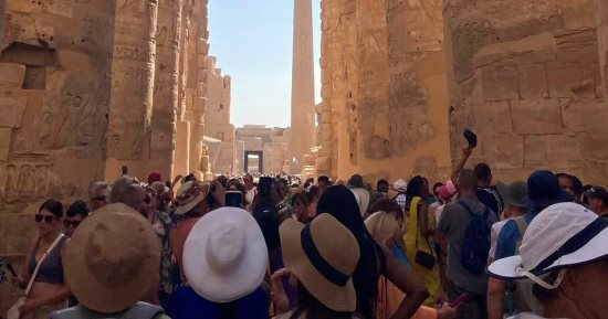 10 صور ترصد بهجة سياح العالم فى معابد الكرنك قبل حفل افتتاح المتحف المصرى الكبير