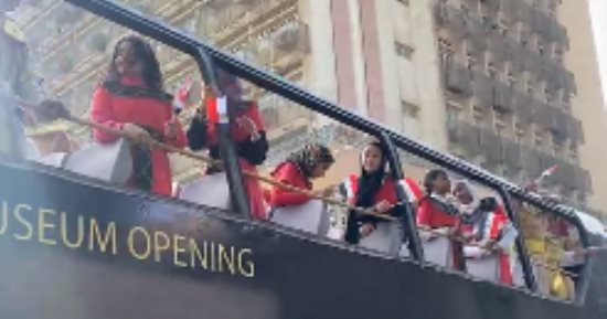 محافظ القاهرة مع الطلاب بالطابور احتفالا بالمتحف المصرى الكبير.. فيديو