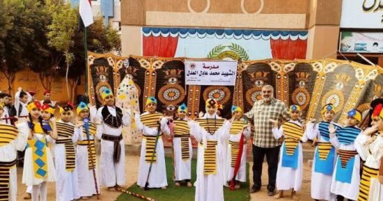 طلاب الغربية يزينون مدارسهم بالزى الفرعونى.. والمحافظ يشيد بإبداعهم.. صور