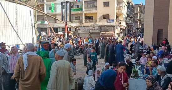 بدء توافد آلاف المواطنين للاحتفال بالليلة الختامية لمولد الدسوقى.. صور