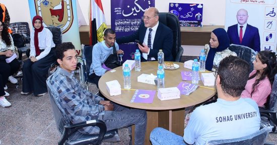 حوار من القلب.. رئيس جامعة سوهاج يلتقى الطلاب ذوى الإعاقة ويشاركهم الغداء
