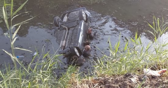 إصابة شخصين في حادث انقلاب سيارة ملاكي بترعة العزايزة بأسيوط