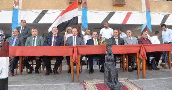 شاهد محافظ أسيوط يصطف مع الطلاب فى الإذاعة المدرسية احتفالا بافتتاح المتحف الكبير